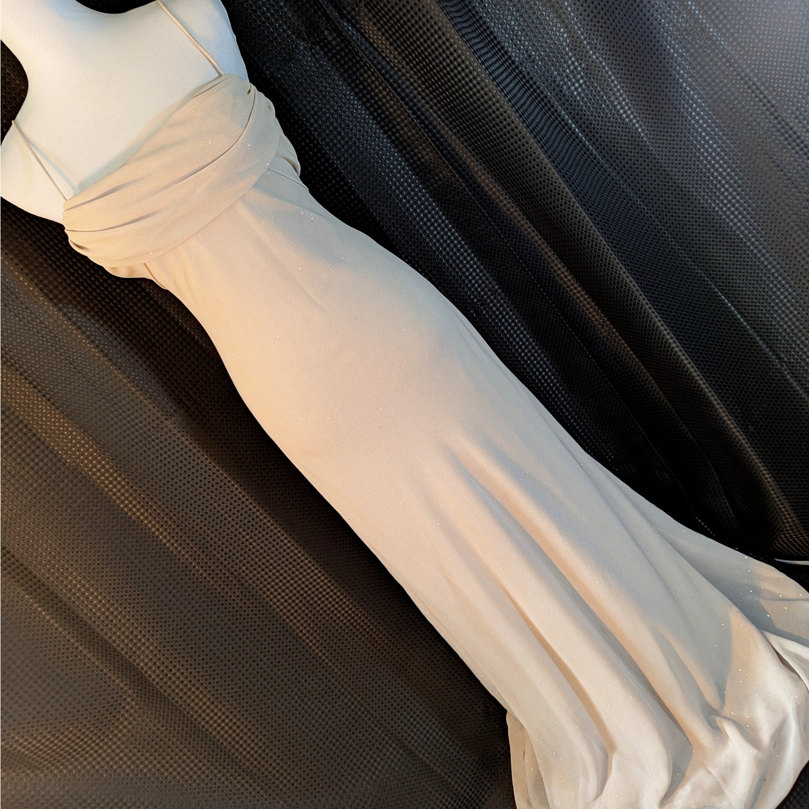BETSY & ADAM! STUNNING BEIGE/TAN & SILVER METALLIC DRAPED BOSOM MAXI GOWN! SZ 6