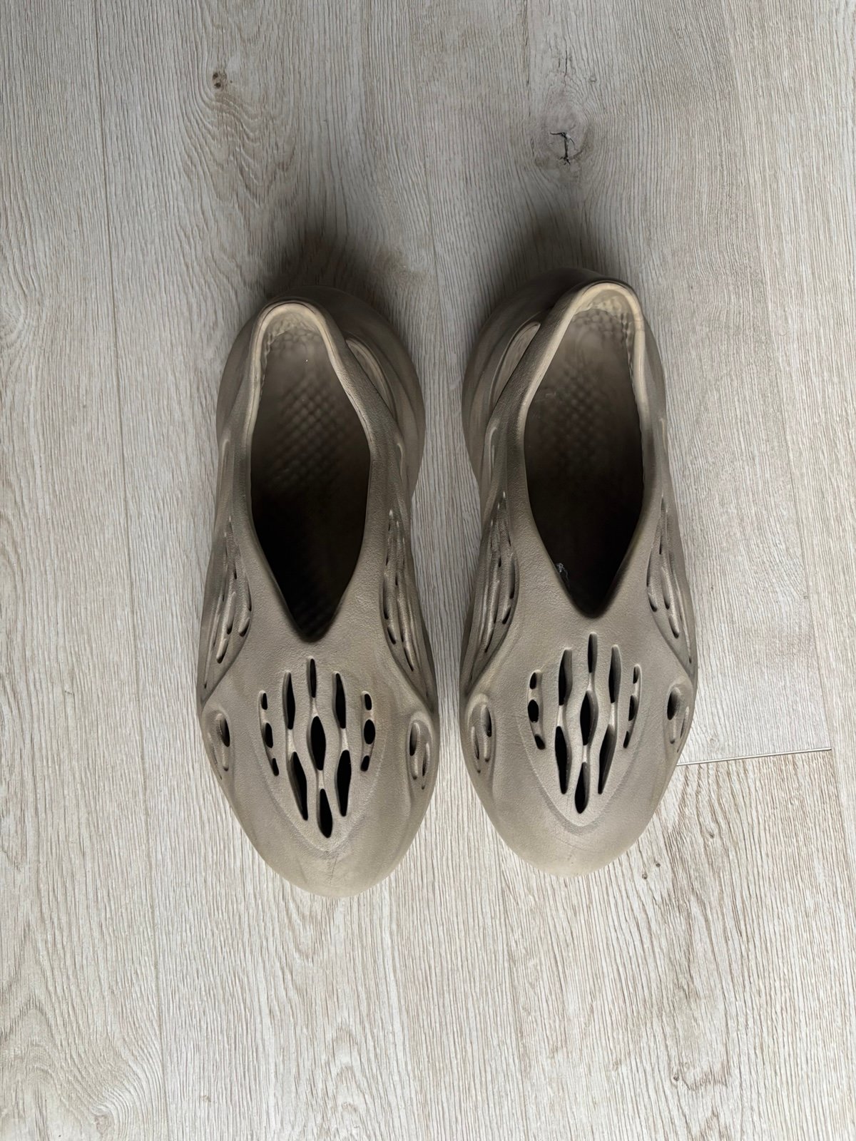 Yeezy foam RNNR “Stone sage”