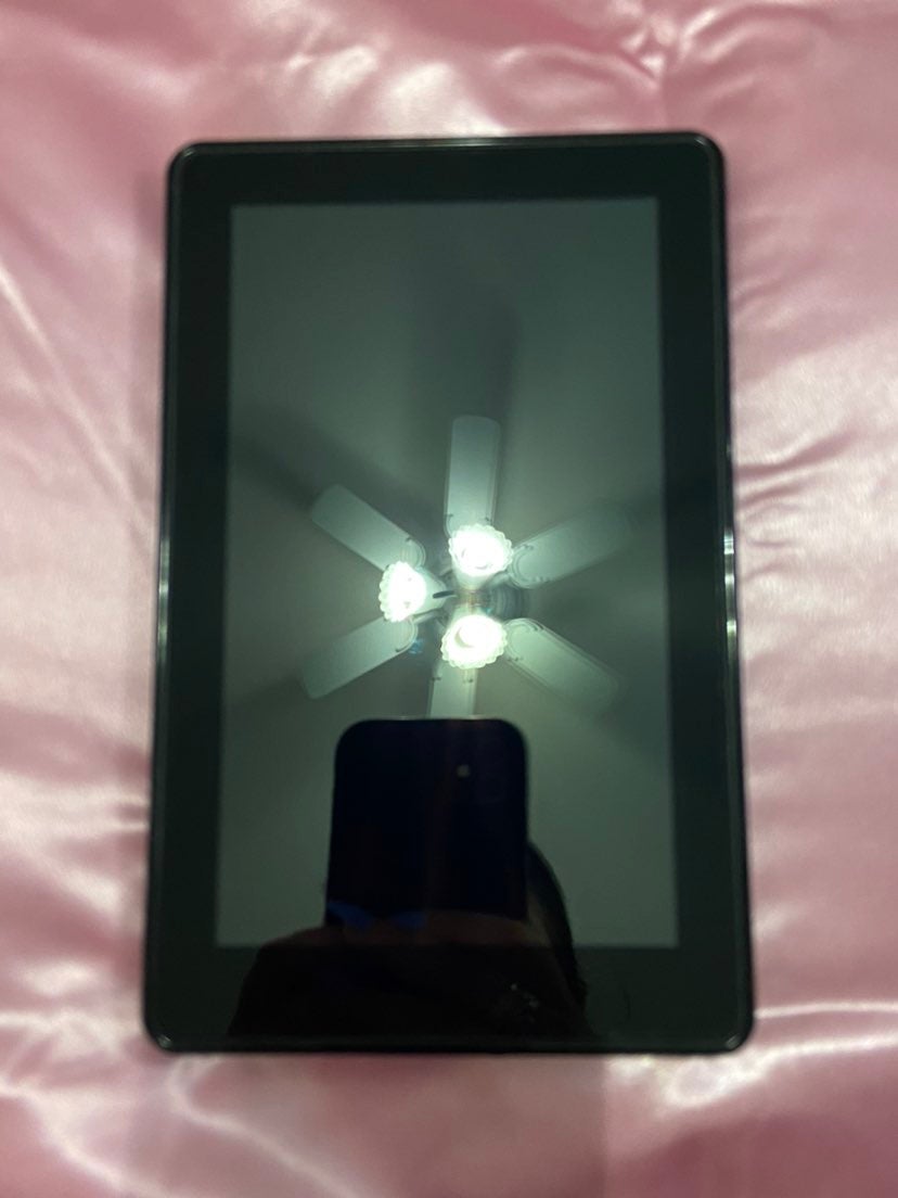 KINDLE FIRE 1st Gen Tablet woth case&cha