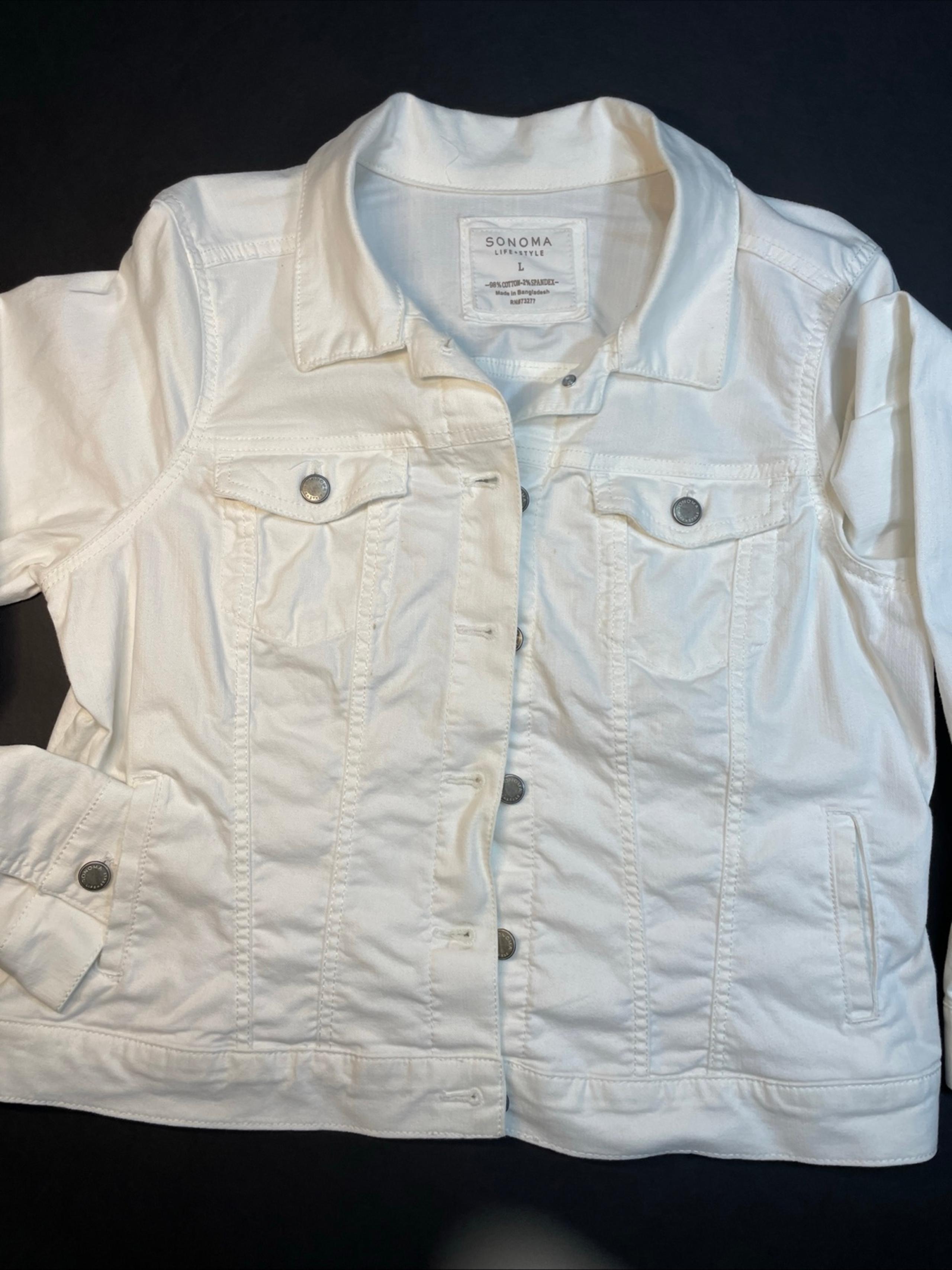 Sonoma women’s white denim jacket. Button front. Size large.