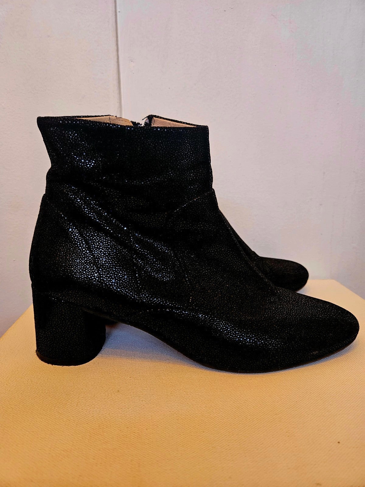 Perfect Amalfi by Rangoni Black Leather Shimmering Booties Ankle Boots 9