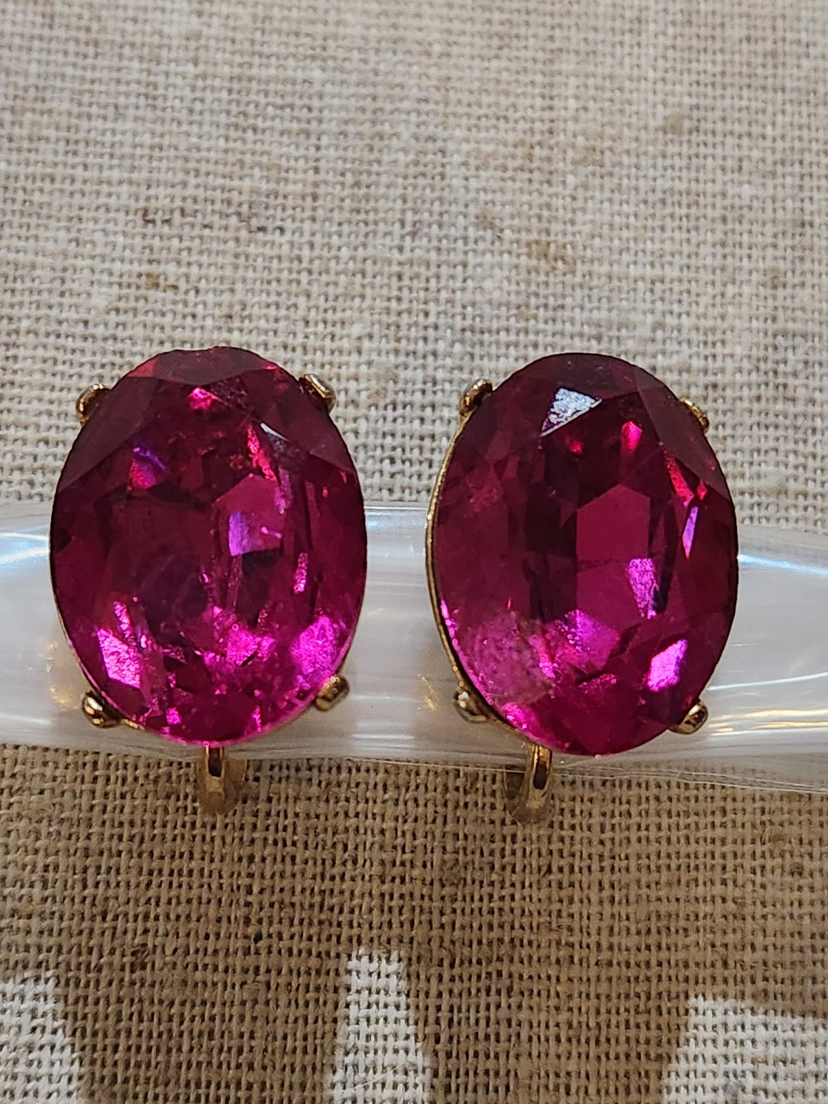Vtg 1970s Trifari Magenta Crystal Goldtone Clip-On Earrings