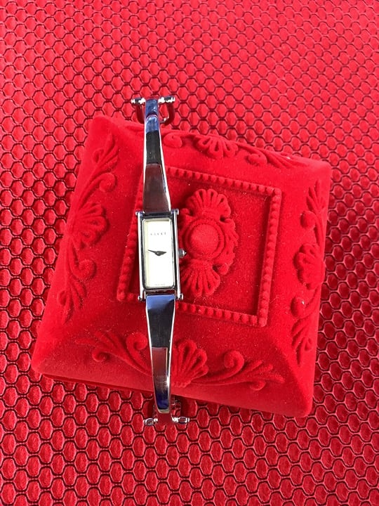 人気のクリスマスアイテムがいっぱい！ AUTHENTIC GUCCI BANGLE WATCH 時計