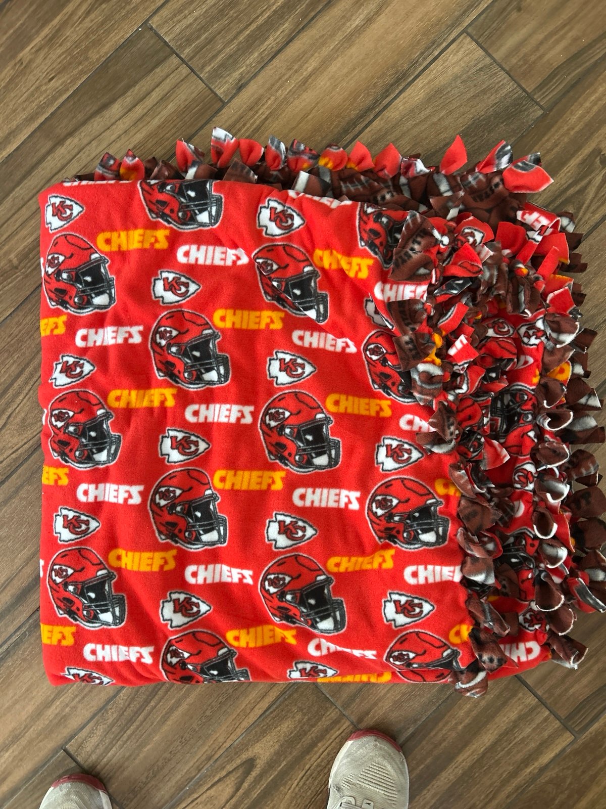 Kansas City Chiefs w/footballs. No sew blanket. 3 yards, drapes a KING