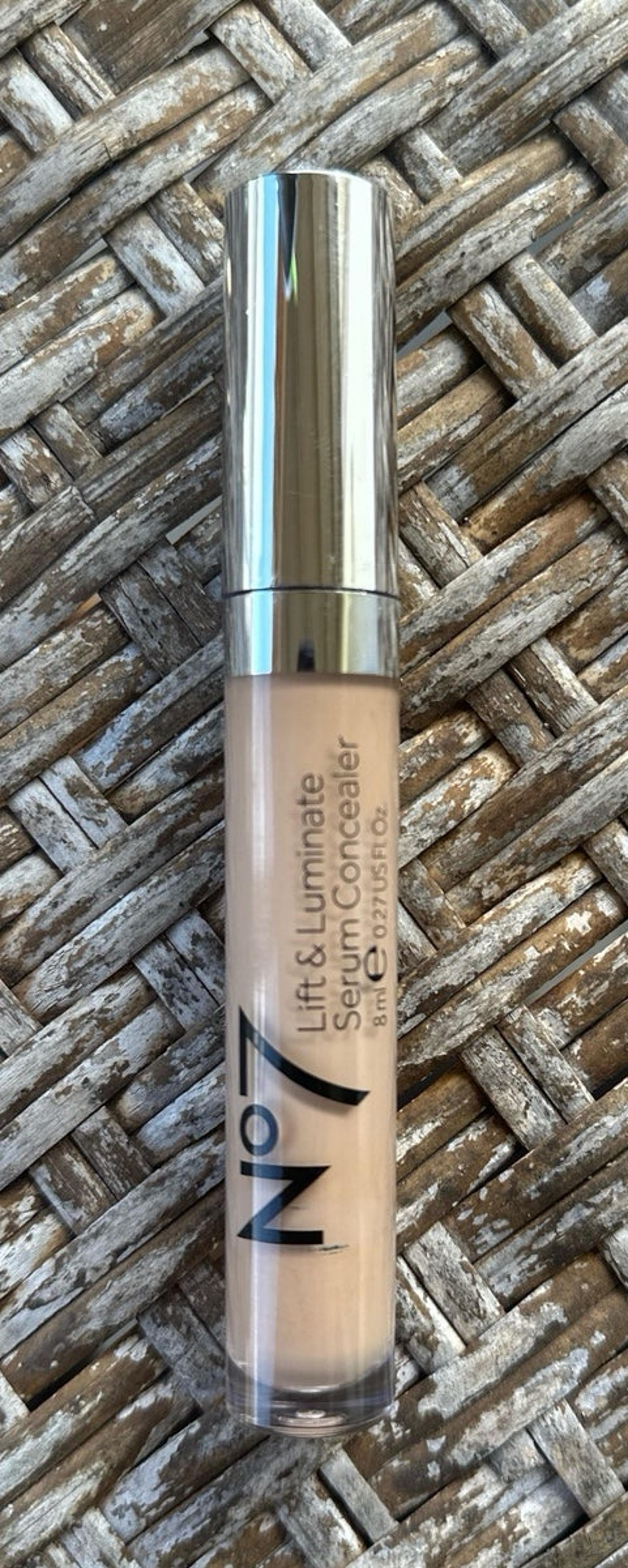 BN Boots No7 Lift & Luminate Triple Action Serum Concealer in Light Medium