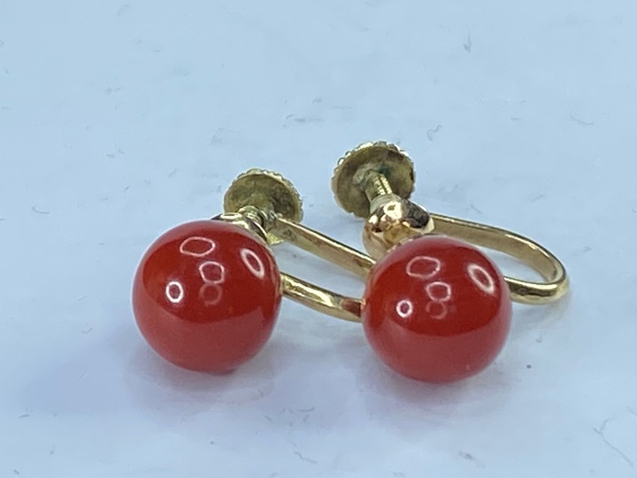 Vintage 8.5mm Salmon Coral bead 18K yellow gold screw on earrings 3.3g JR7816