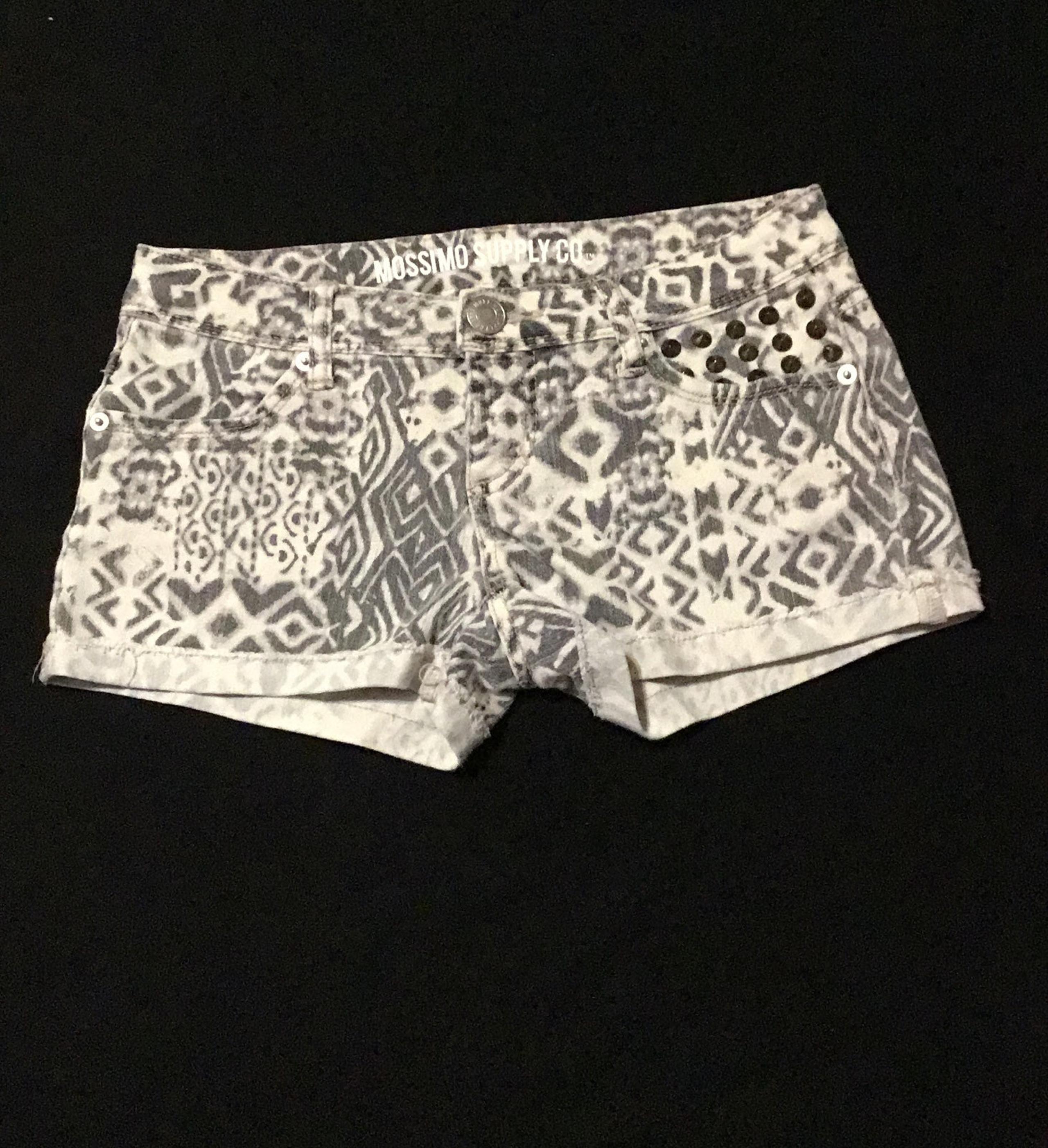 MOSSIMO SUPPLY CO.  SHORT SHORTS IN GRAY TONES GEOMETRIC