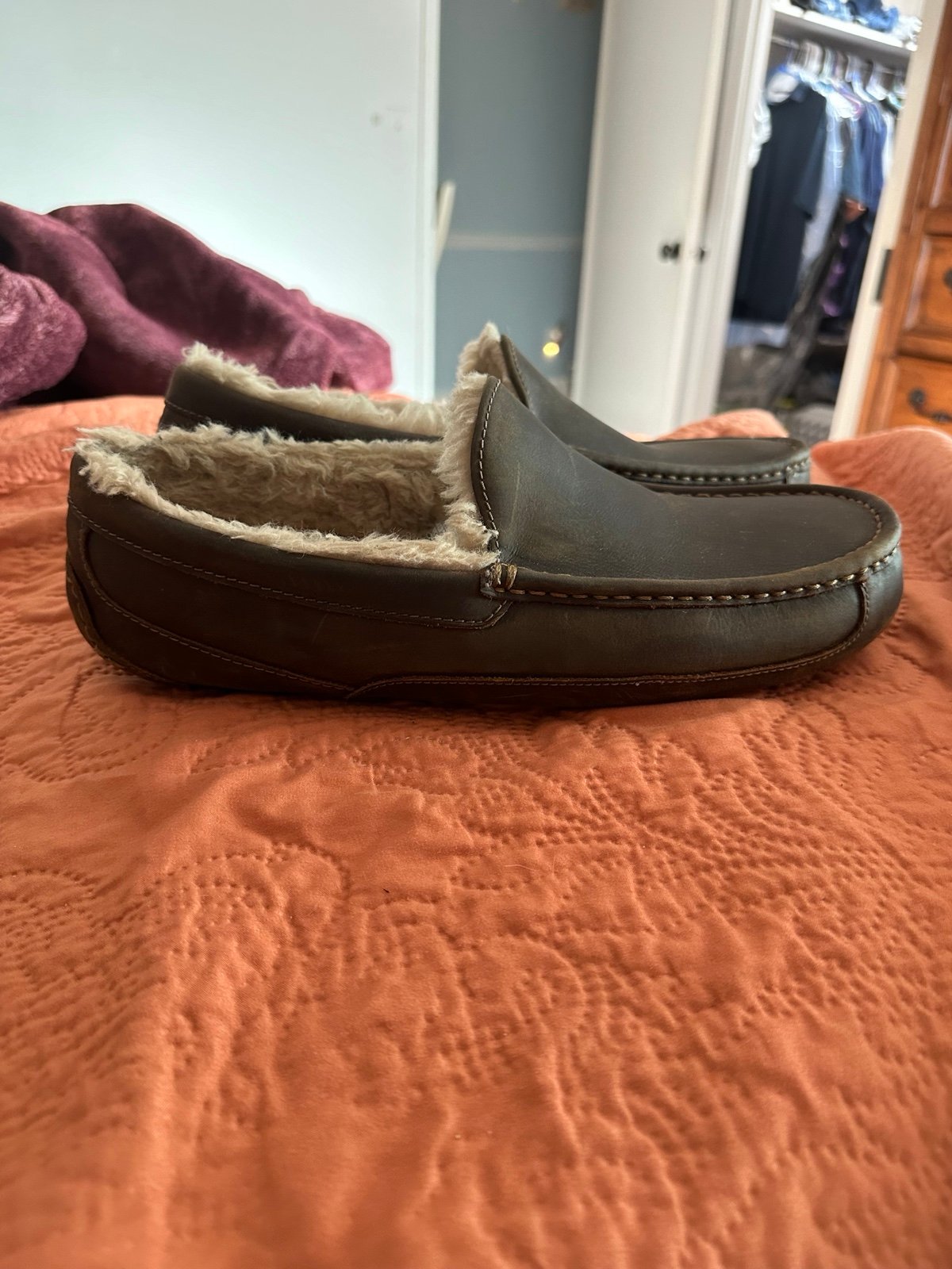 Ugg Men’s Leather Ascot Slipper