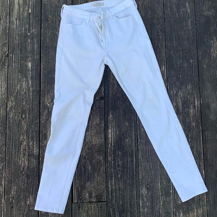 White Uniqlo Skinny Jeans 29 x 32