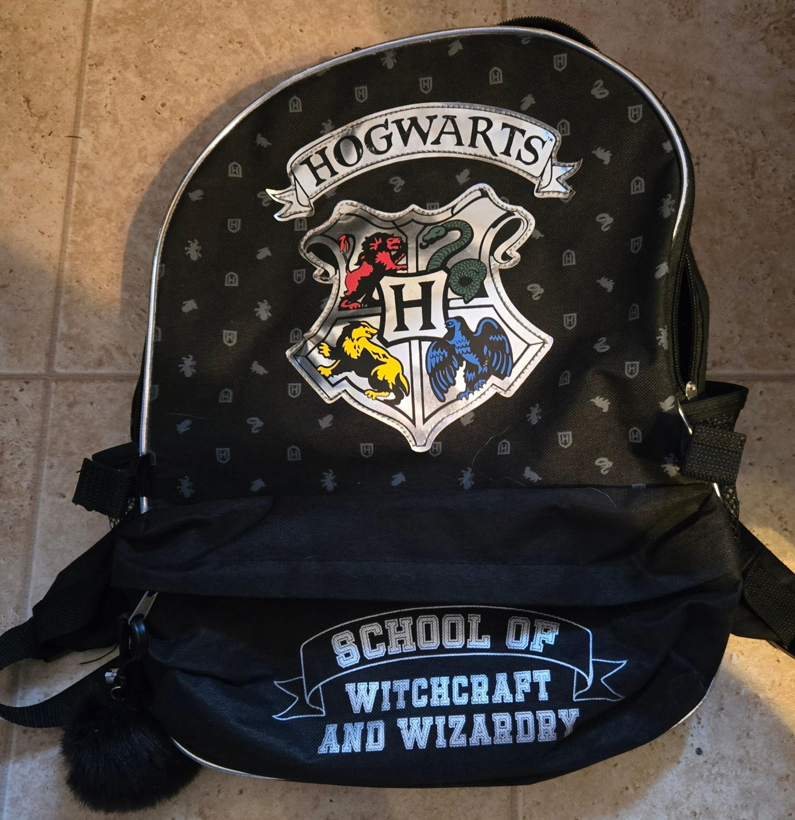 Harry Potter Hogwarts Bookbag Backpack with lunch bag and FREE HP airpods case