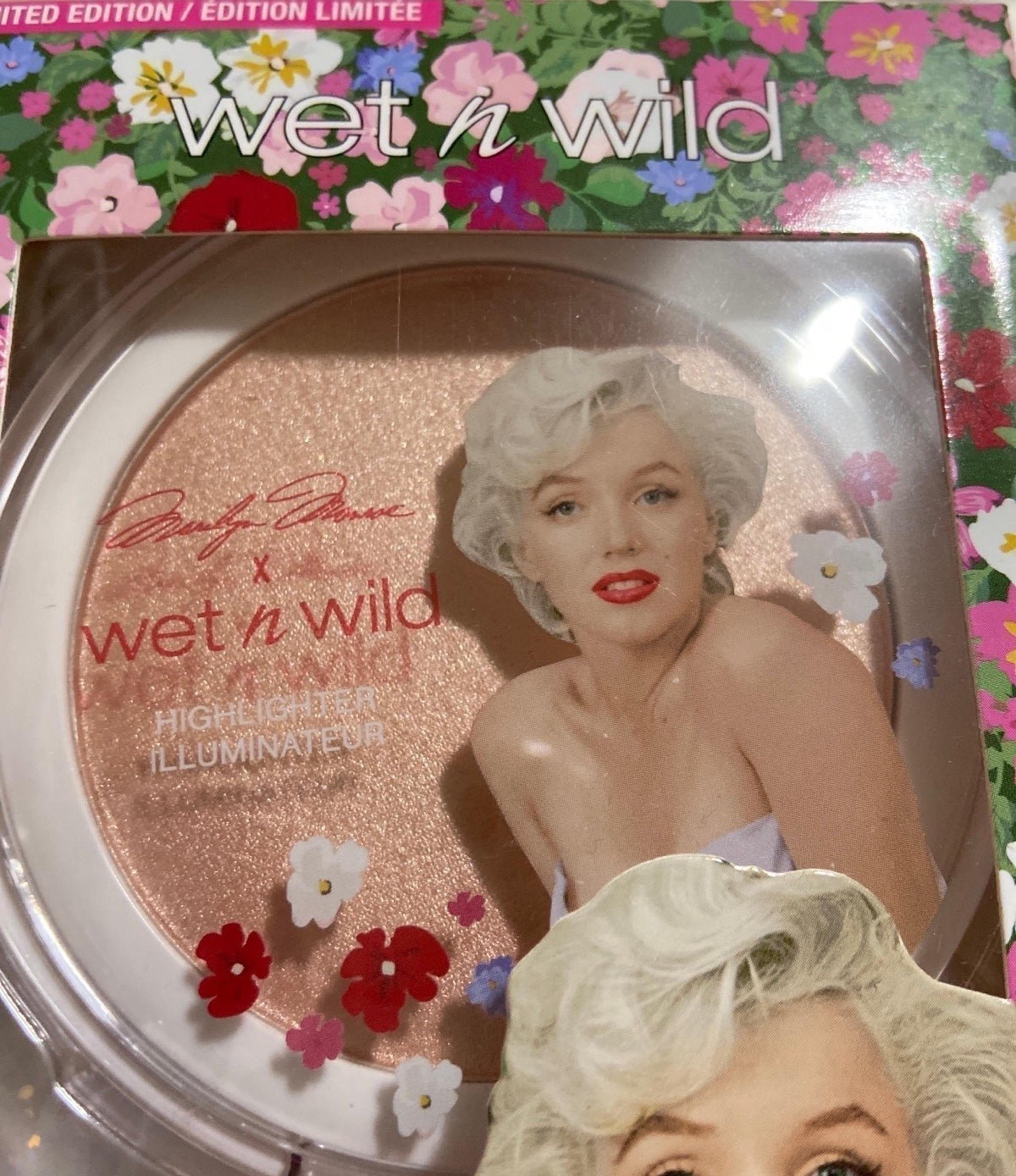 LE NIP peachy pink Marilyn Monroe highlight & makeup puff applicator
