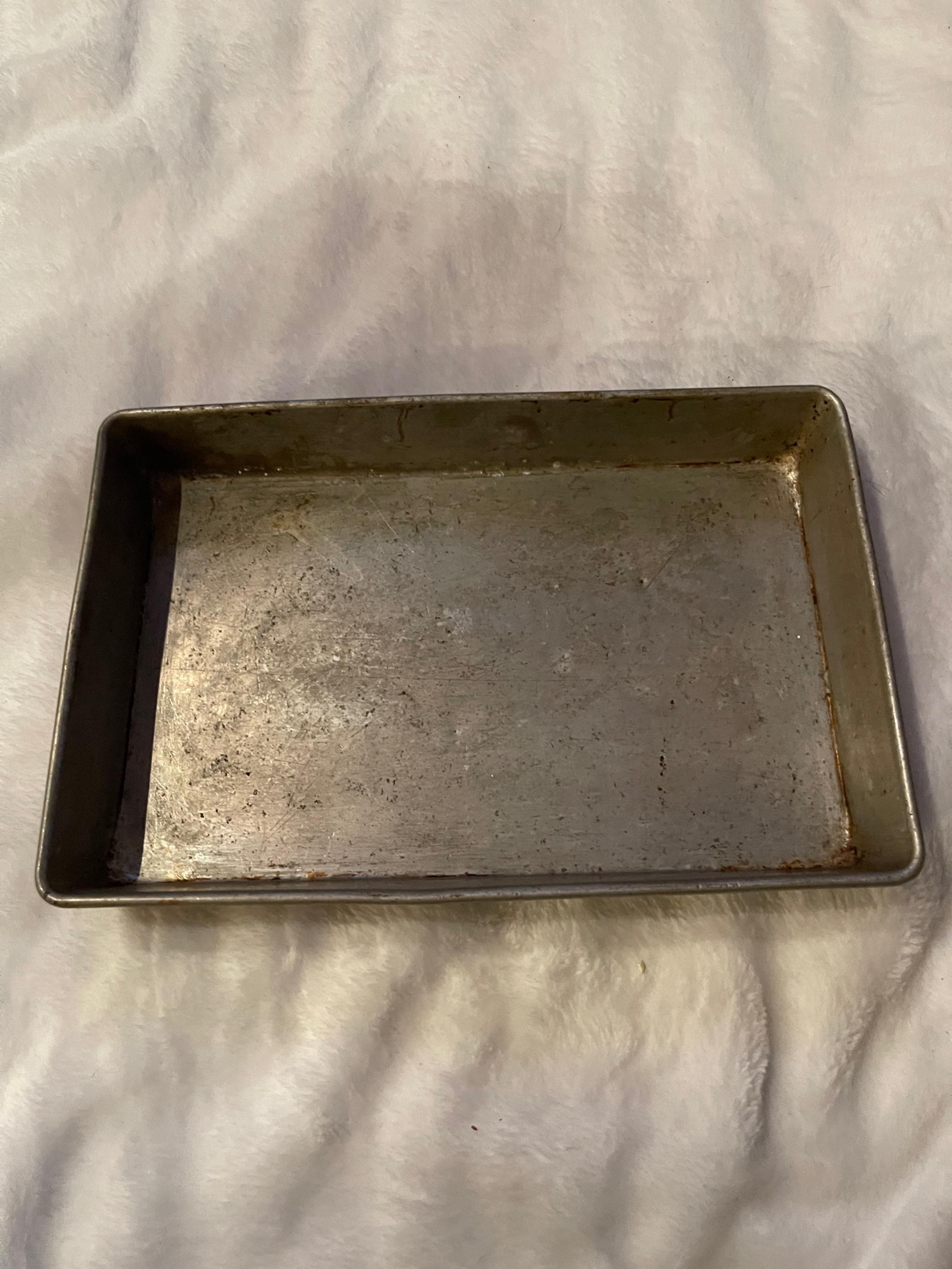 Aluminum pan 11-1/4”x7-1/2” Shabby vintage