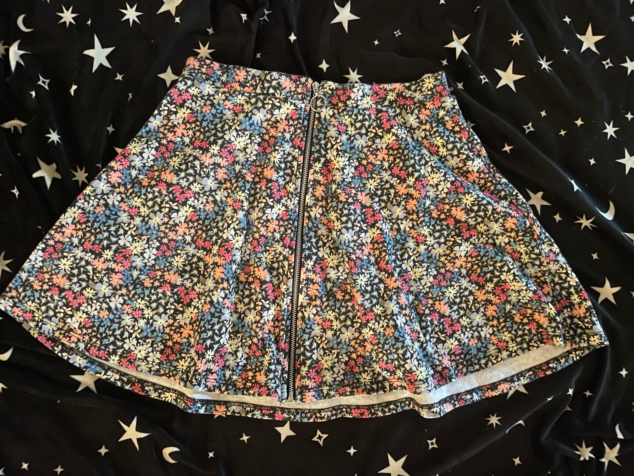 Floral Mini Ruffle Skirt w| O Ring Zipper - Size XS