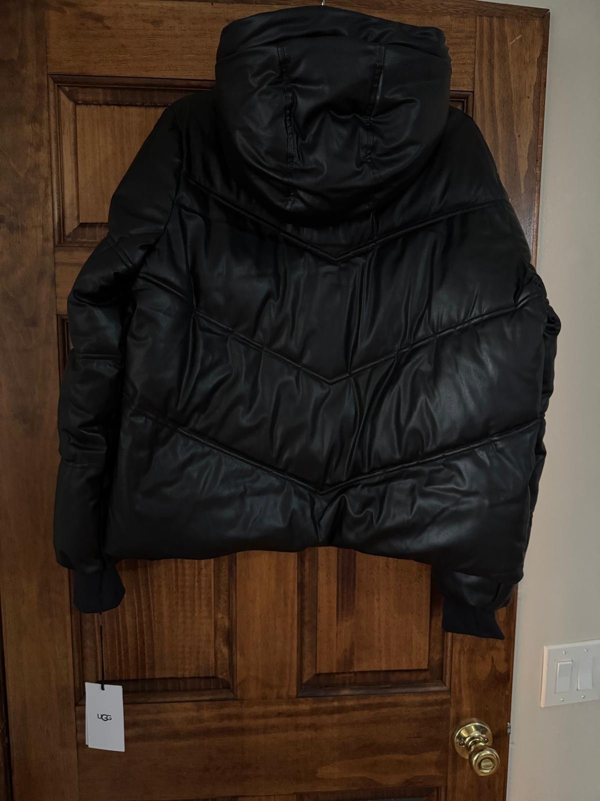 UGG women ‘s Ronney Cropped Puffer Jacket In Tar- Size:L