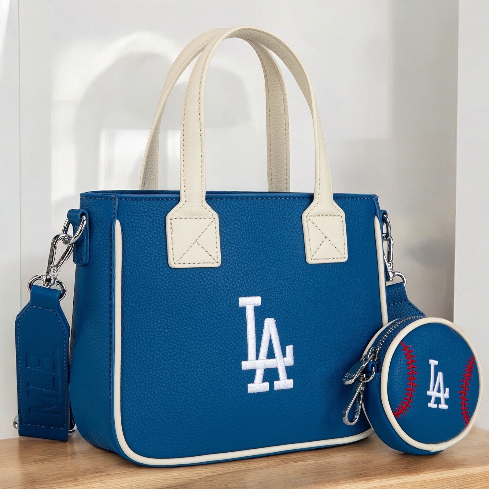 MLB スポーティブ ミディアム ボウリングバッグ LA ( Blue) MLB LA Dodgers Blue Tote/Crossbody w/ Coin Pouch *NEW in