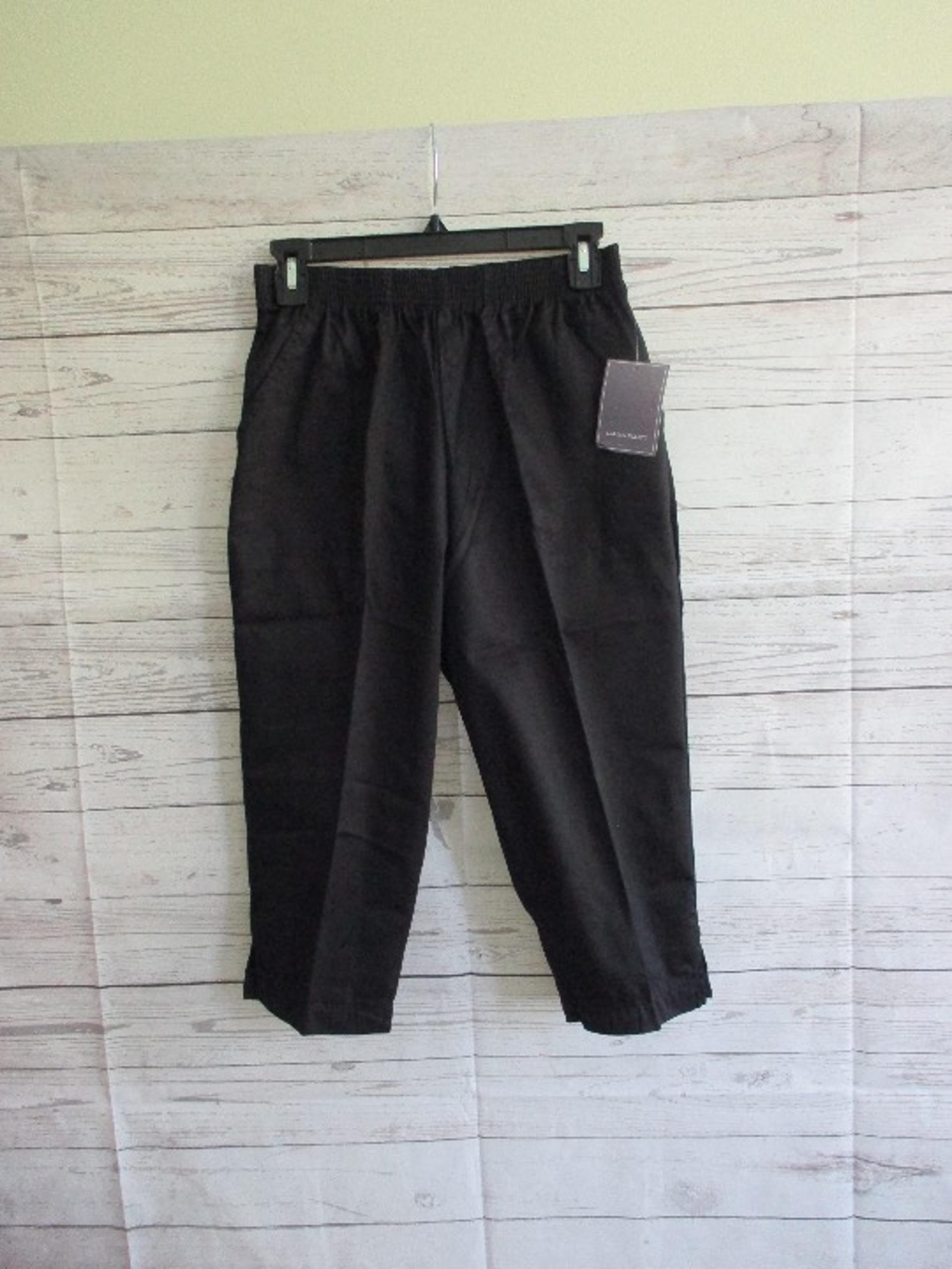 NWT - LAURA SCOTT black Capri - sz 8