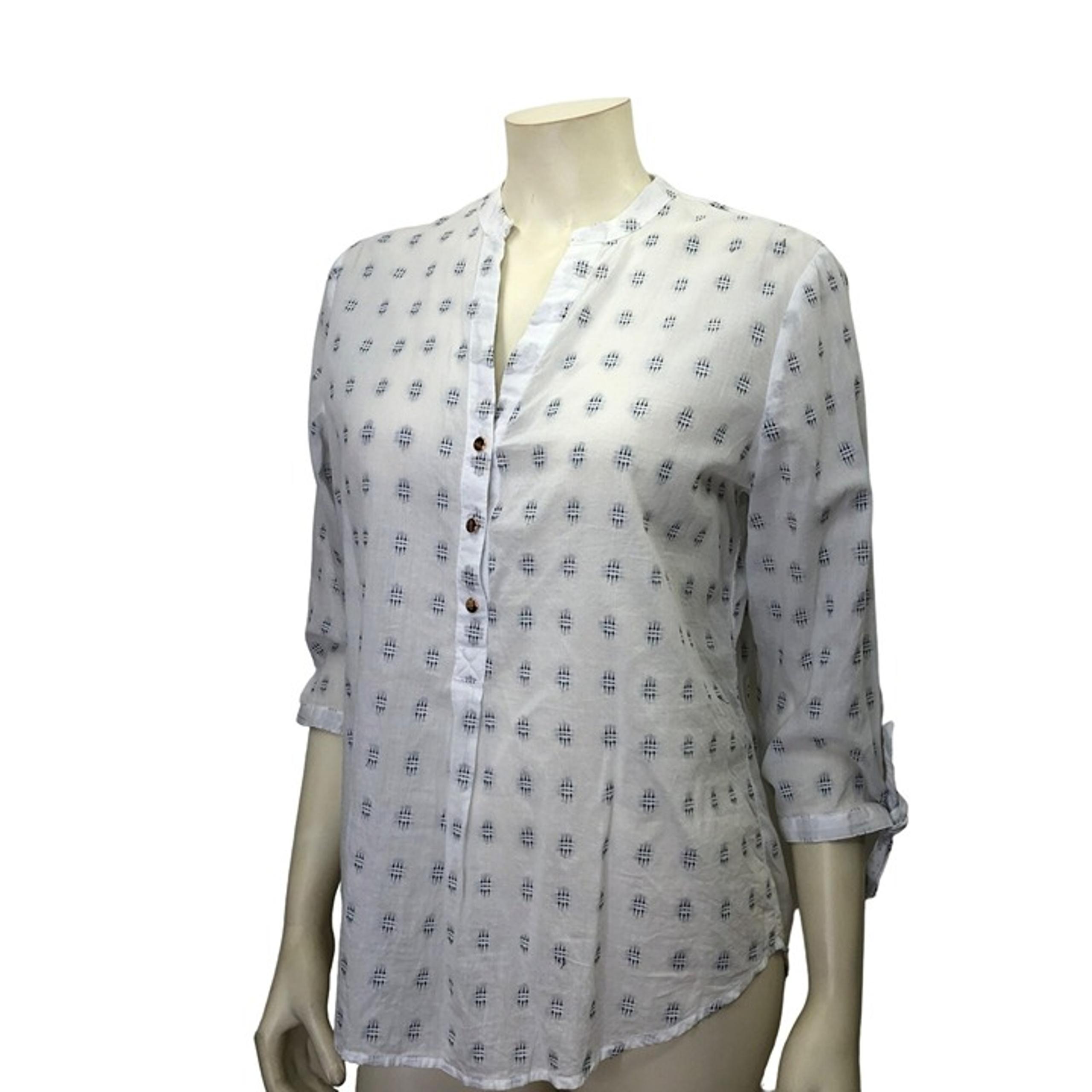 IVANKA TRUMP LIGHT WEIGHT 3/4 SLEEVE V NECK TOP SM