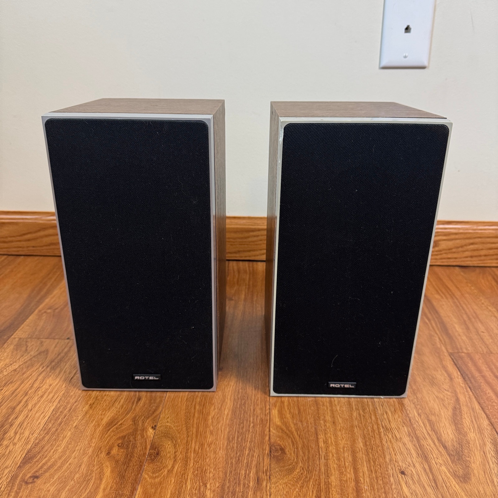 Rotel RS-555 Speaker System Pair (2) Vintage Wood Grain Speakers original box