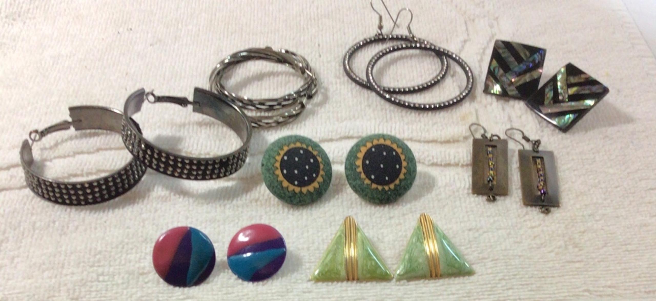 Vintage earrings pierced 8 pr. Lot Sk13