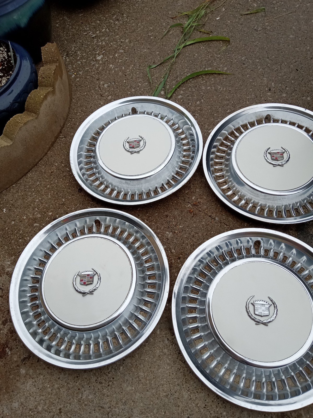 15 Cadillac hubcap set - color key white