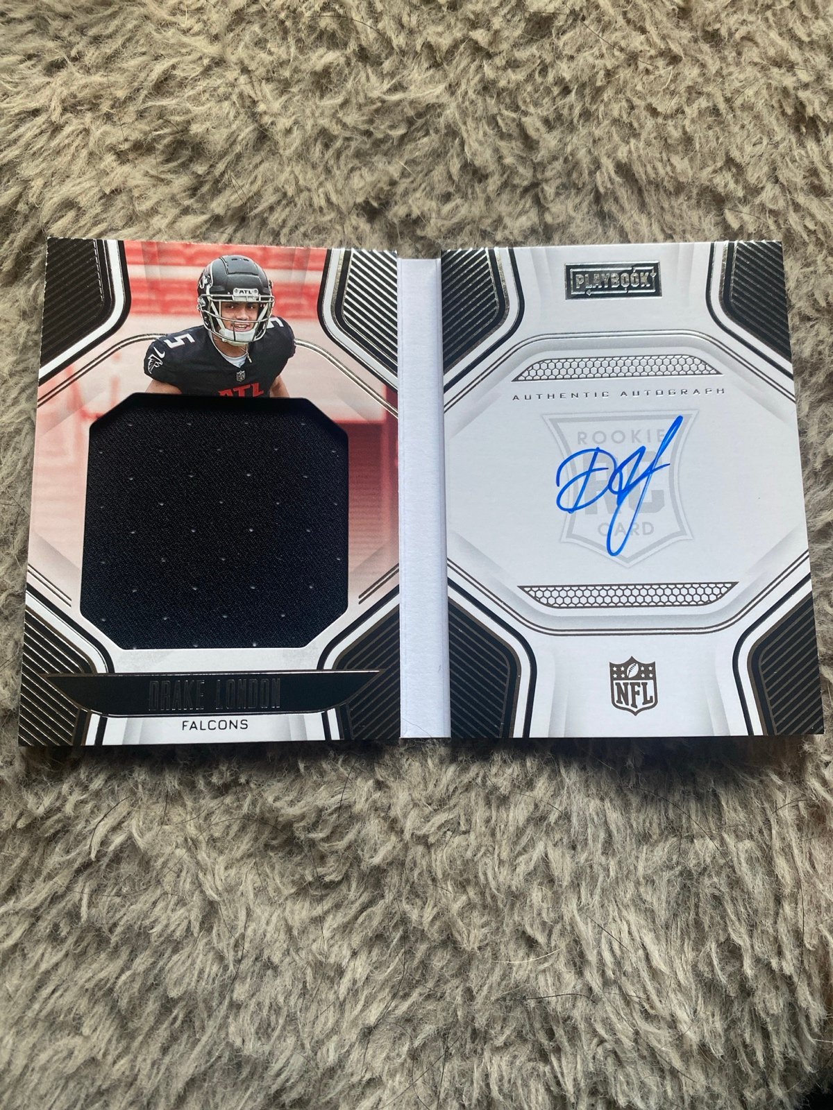 Drake London 2022 Panini Playbook Rookie Jersey Auto RC Booklet #94/249 Falcons