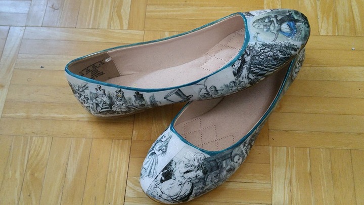 Alice in Wonderland Teal Size 9 Flats