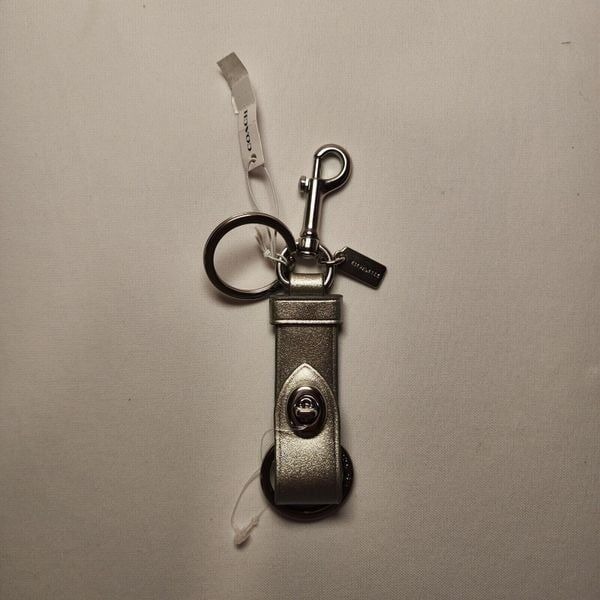 NWT Coach CW562 Trigger Snap Bag Charm Light Silver