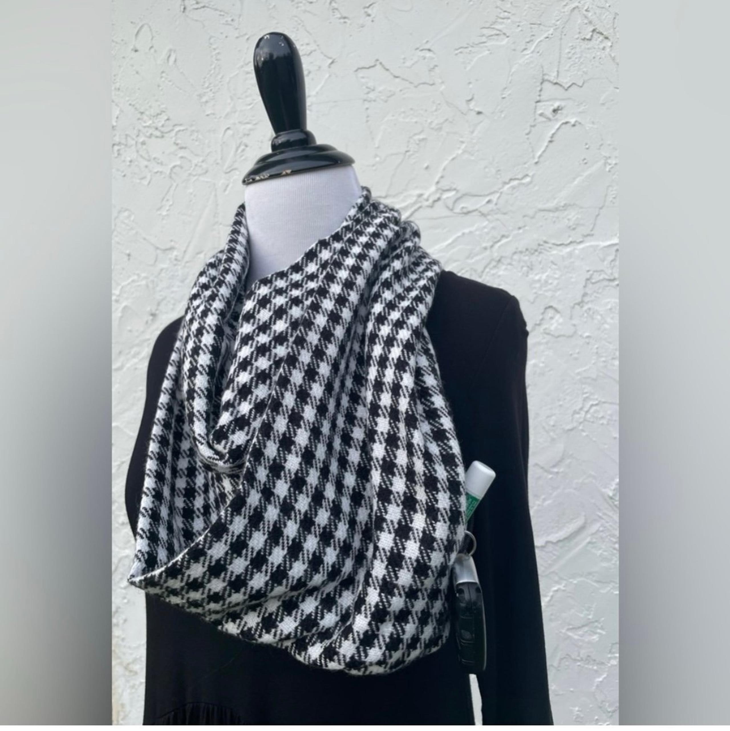 NWT Women’s Black & White Plaid Infinity Scarf With Hidden Zip Pocket