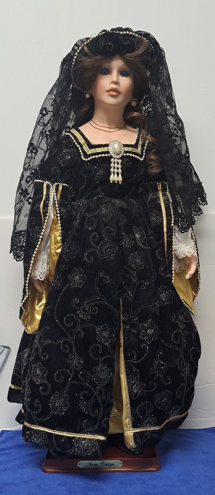 Doll ALBERON ANNE BOLEYN Limited Edition #728 PORCELAIN DOLL