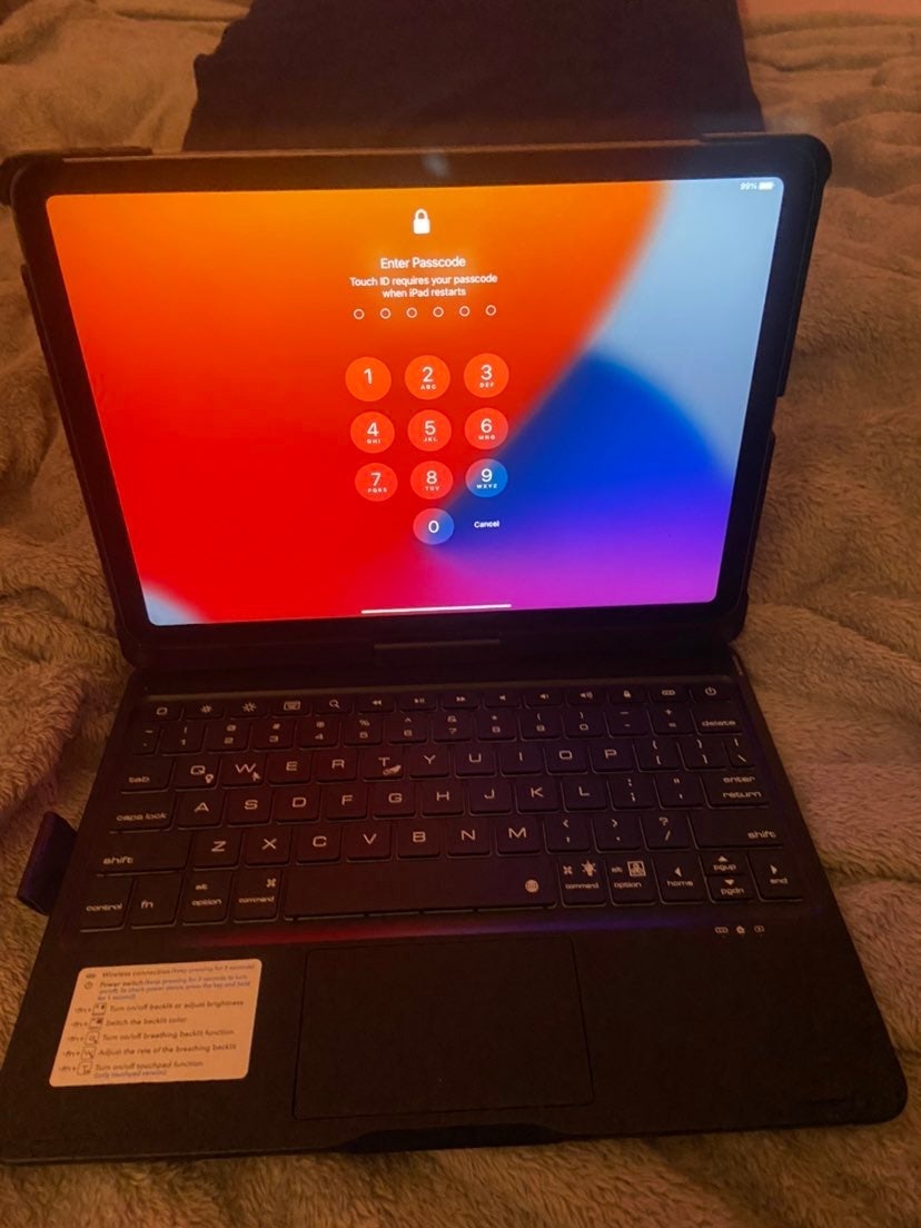 Apple Ipad Air 4th Generation w/ lighted