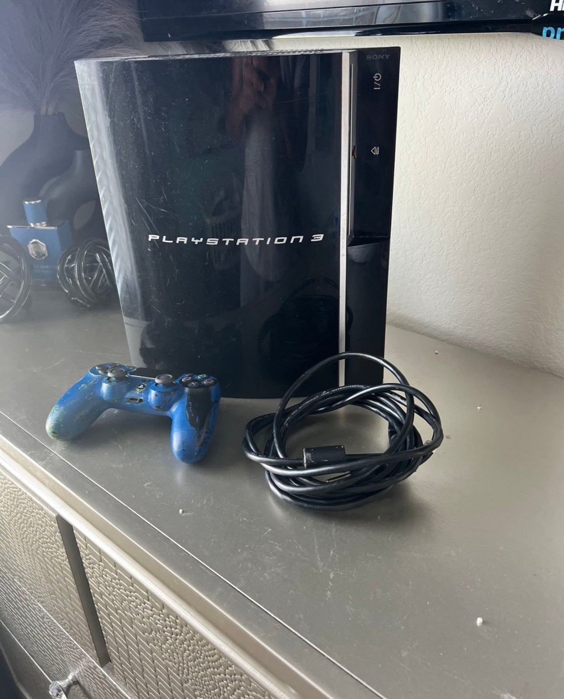 Sony PlayStation 3 Console 2 USB in Black 80 GB