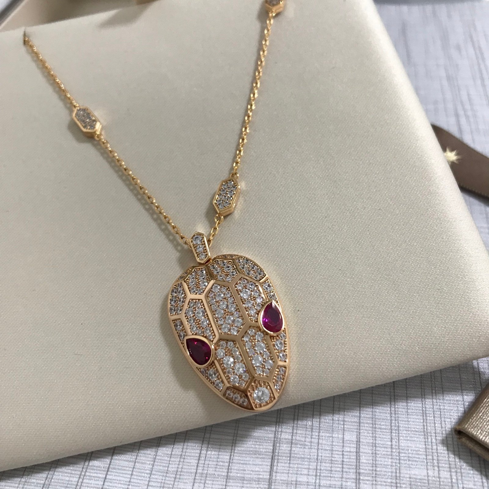 Women's necklace