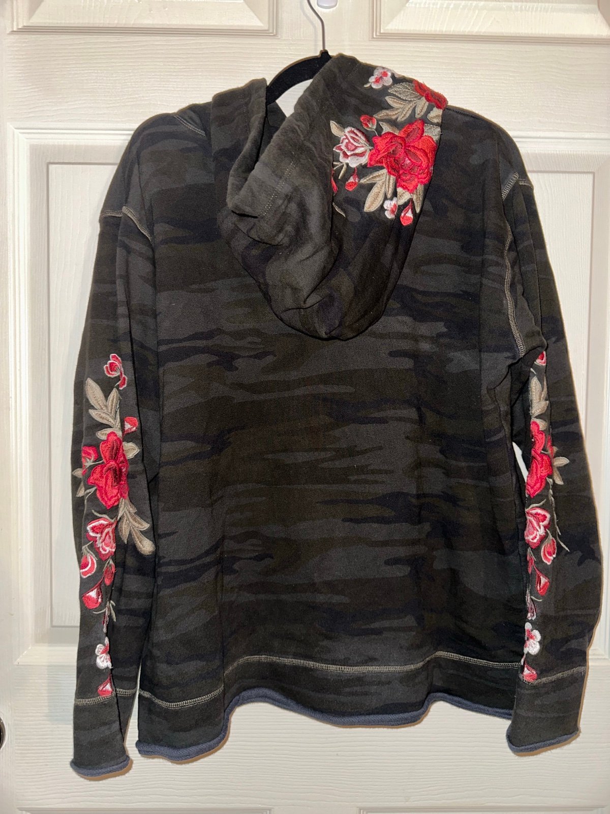 Johnny Was women’s kasumi camo floral embroidered raw edge drawstring hoodie M