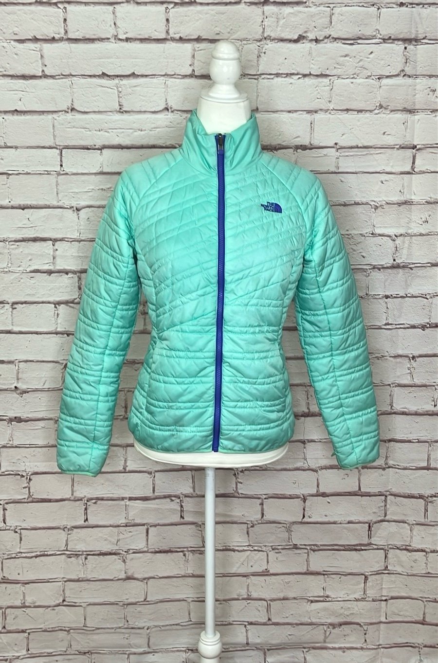 The North Face Full Zip Puffer Jacket. Great condition. Mild wear at cuff. Can b