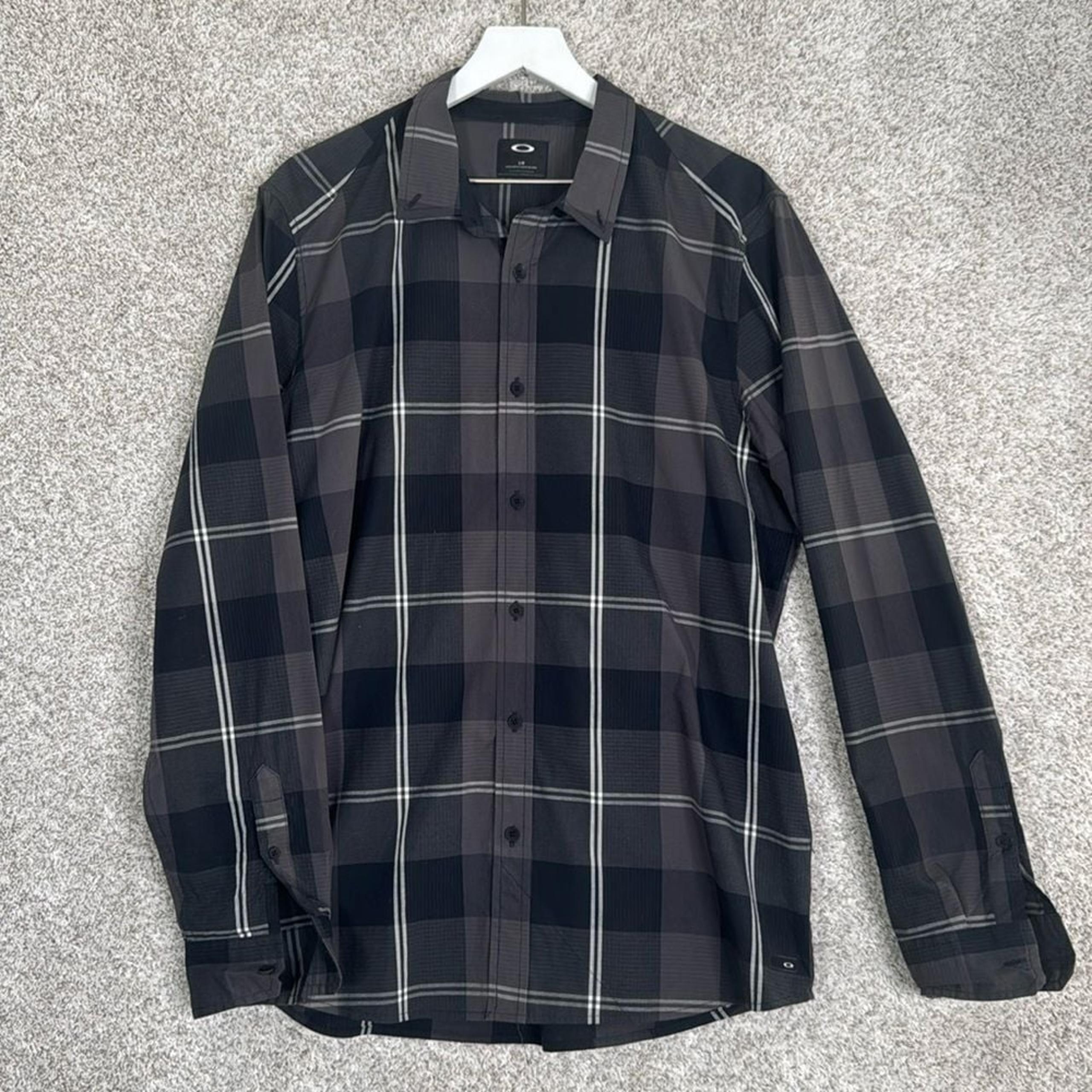 Men's Oakley button shirt black large