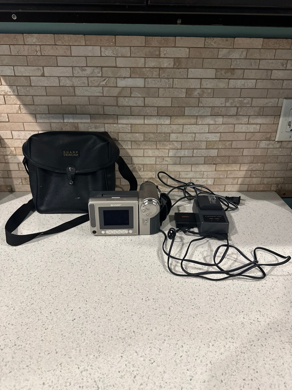 Sharp Viewcam VL-E665u Camcorder With Charger & Case, Remote