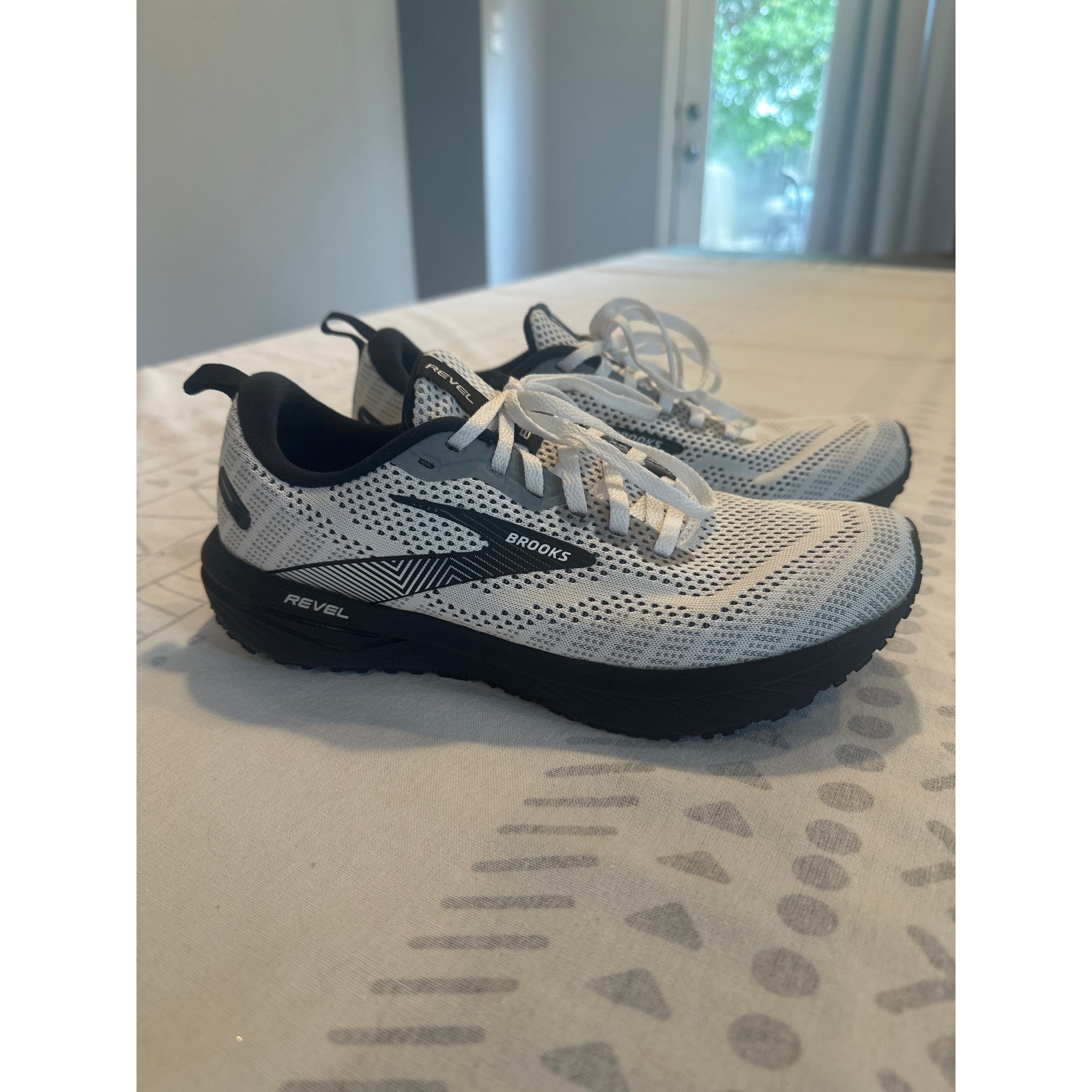 Brooks Revel 6 Women's Size 8.5 B White Black Running Shoes Sneakers Athletic
