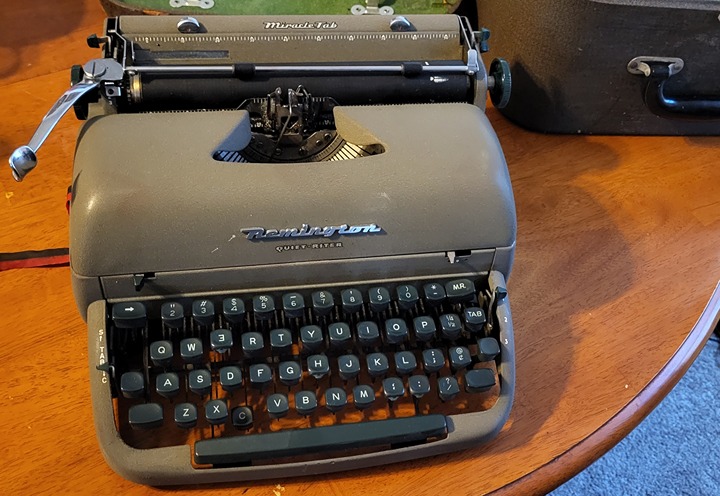 Remington Quiet-Riter Typewriter w/ Original Case Serial QR2594442 Vintage 1950s