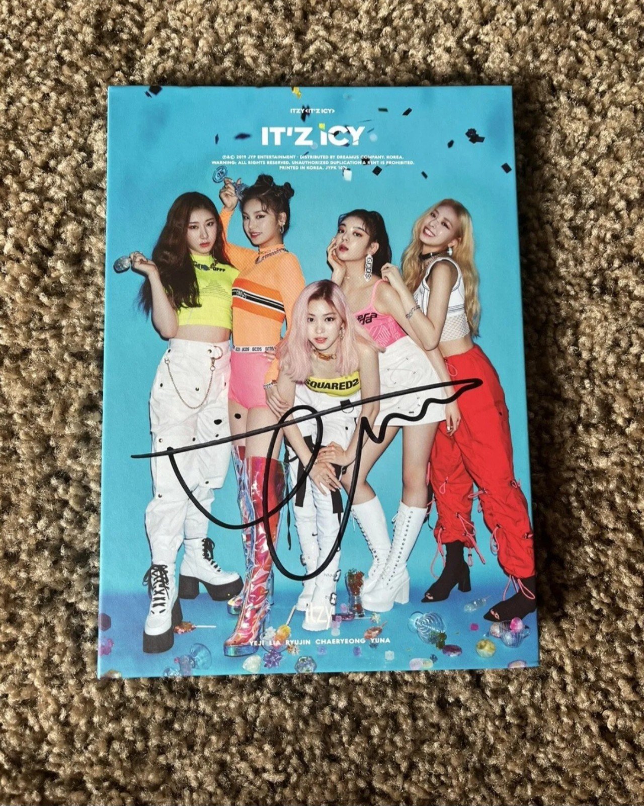 Itzy itz icy Yuna signed album
