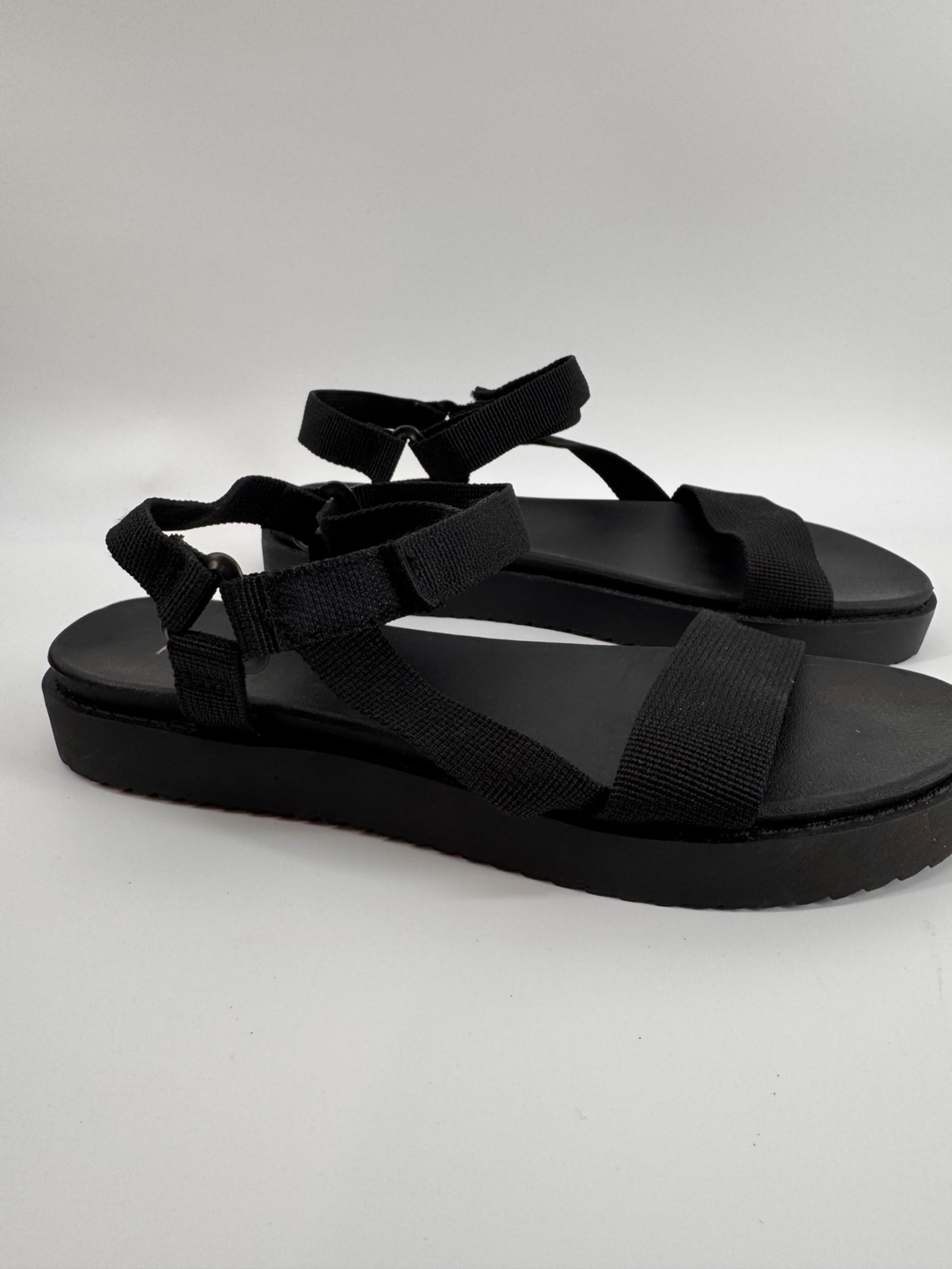Forever 21 Platform Strappy Black Sandals 6.5
