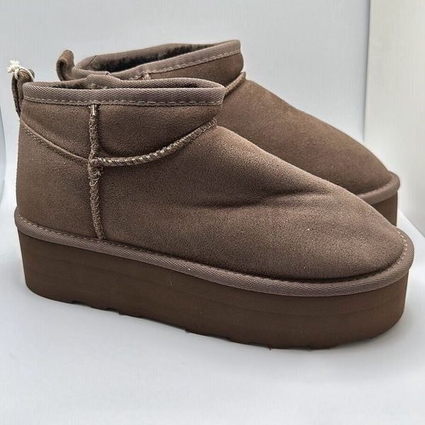CUSHIONAIRE Women's Genuine Suede pull on platform boot +Memory Foam 8 TAUPE