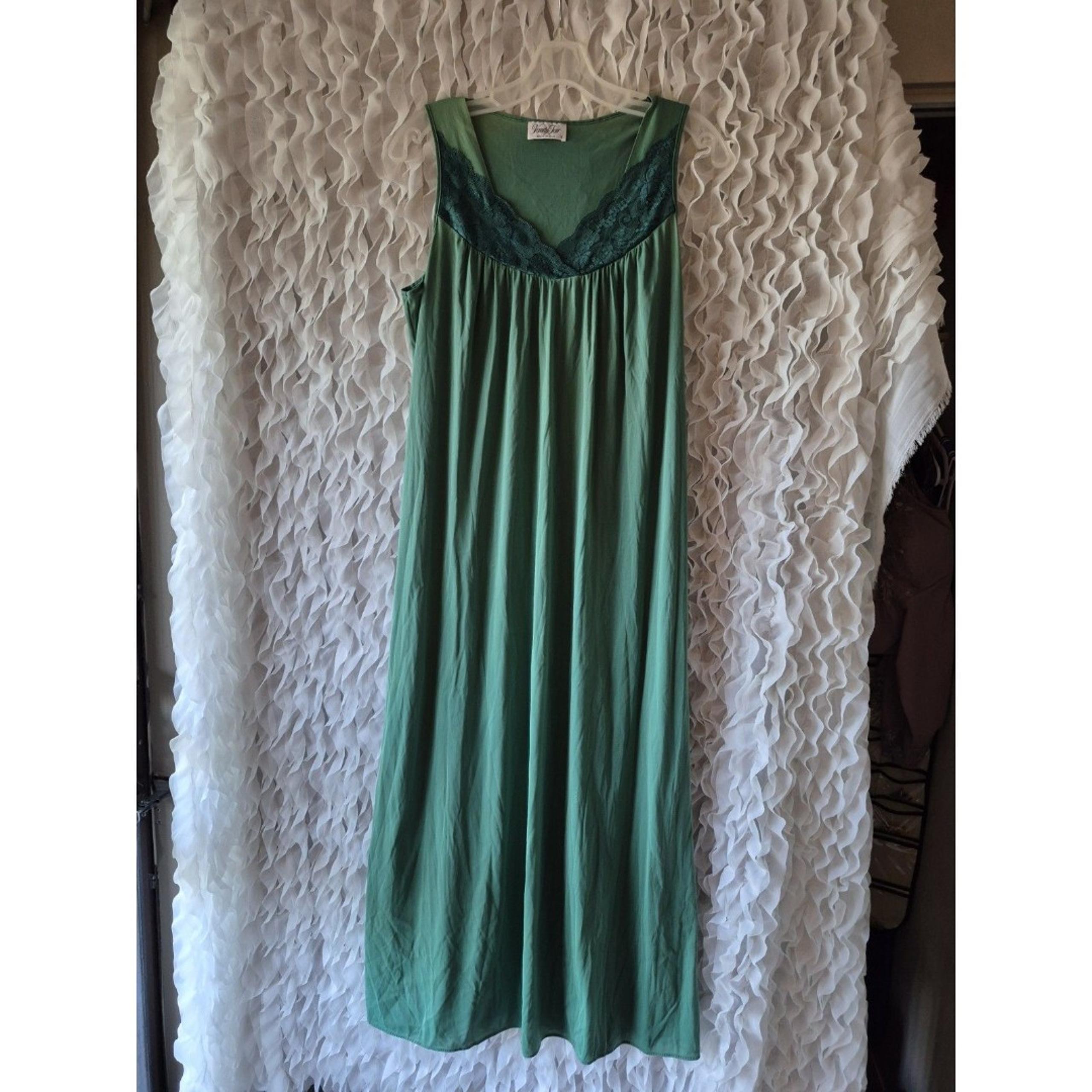 Vanity Fair Vintage Nightgown Emerald Green Size S Nylon Lace Neck Trim USA