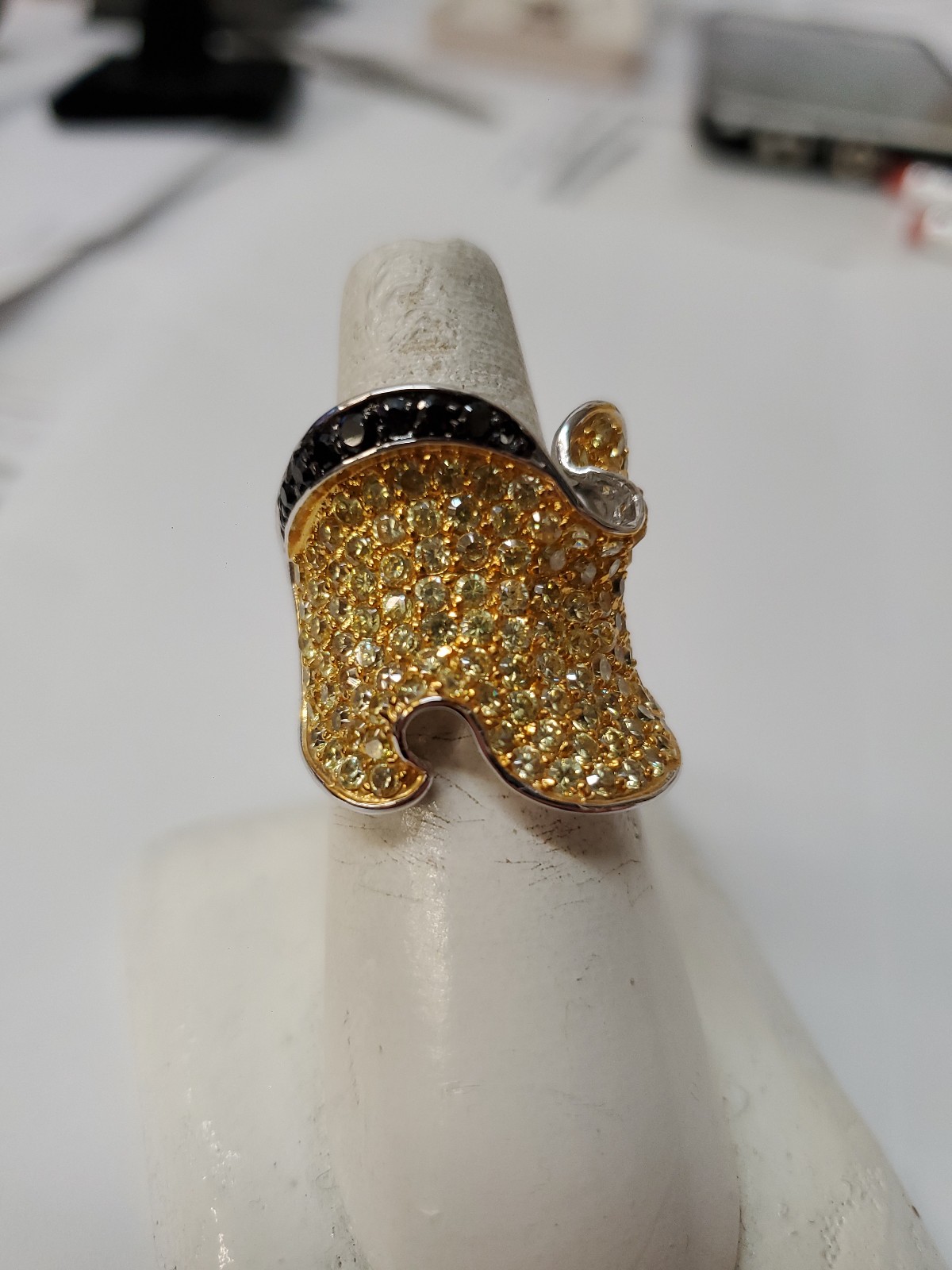 Unique design yellow/black stones Ring