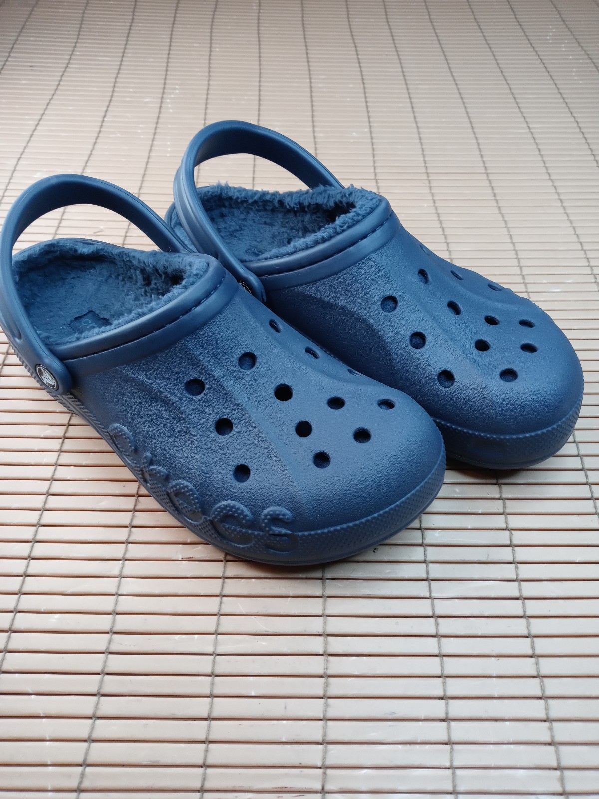 CROCS winter faux fur lined with strap. Blue. Men's 9. Women's 11. New without b
