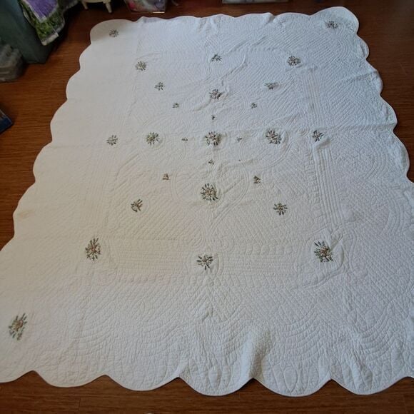 Vintage Handmade Quilt Floral silk ribbon Scalloped Edges #3