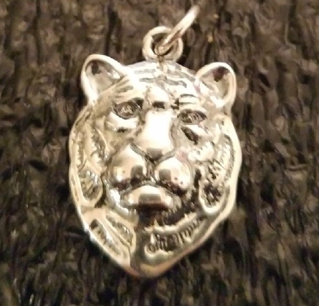 Lions head charm 102