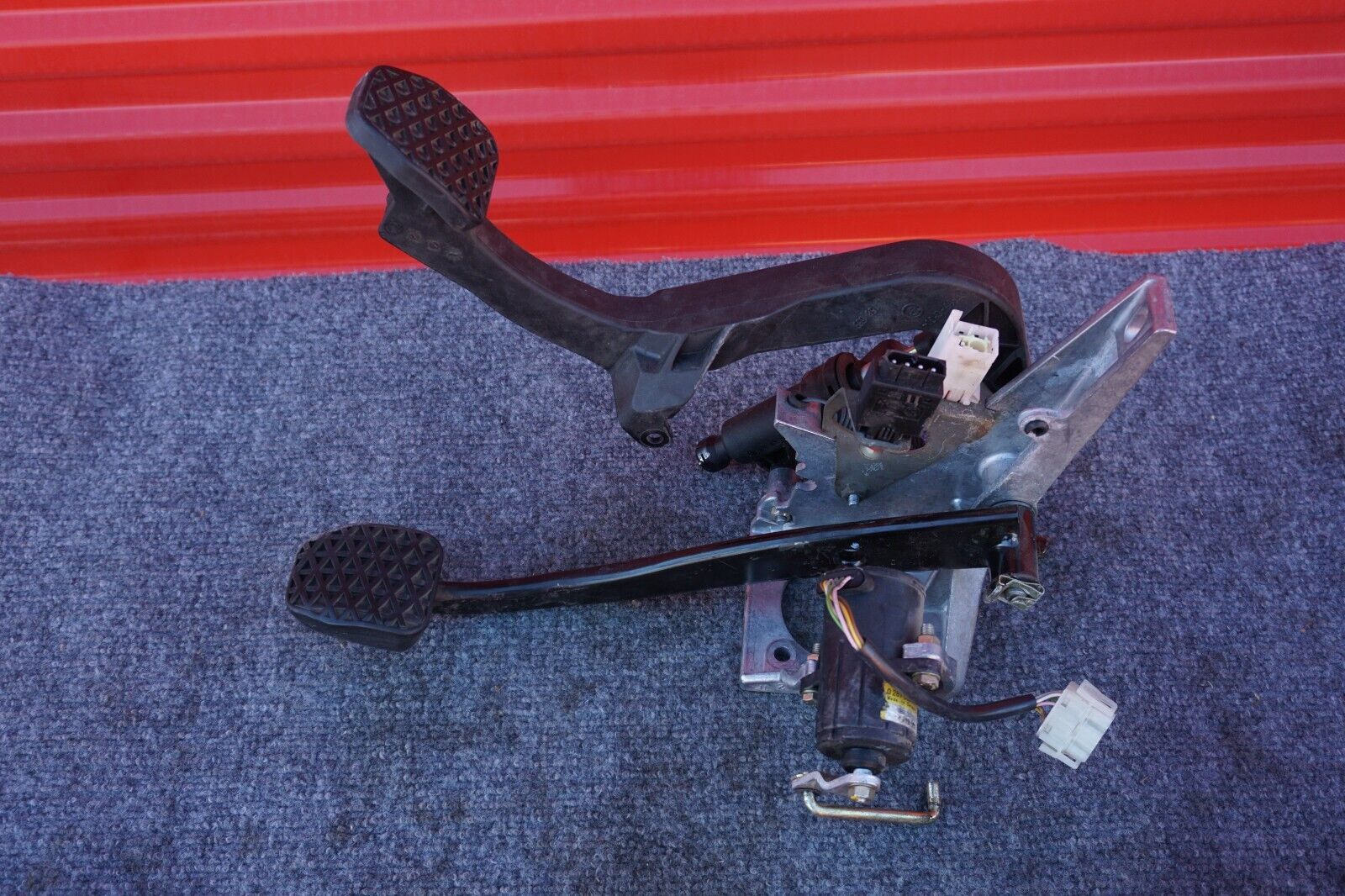 1998 - 2002 BMW E37 Z3M Z3 MANUAL CLUTCH & BRAKE PEDAL ASSEMBLY OEM 1164842