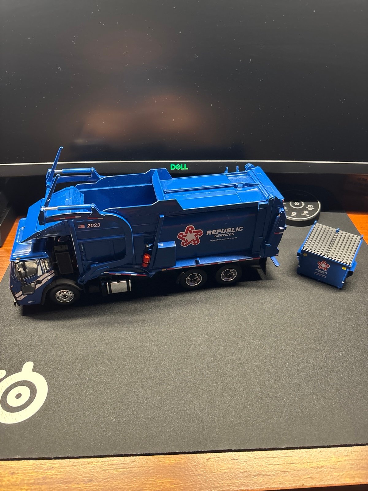 First Gear Republic Services Front End Loader and Bin