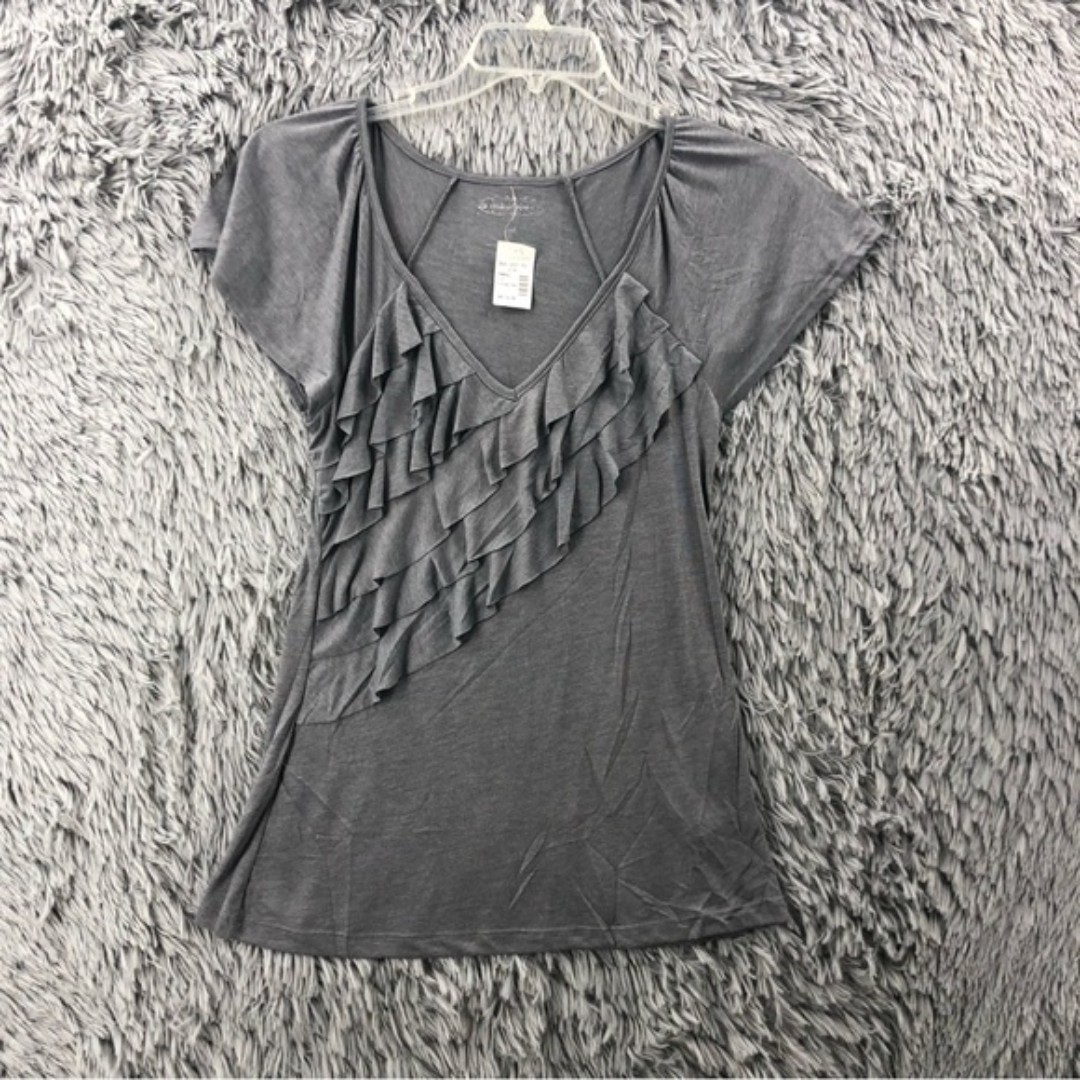 NWT Maurices Medium Vneck Ruffle Gray Short Sleeve Top