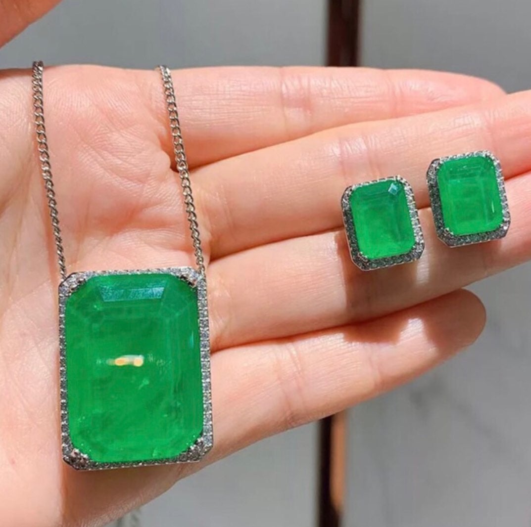 ✨Emerald Earring and Pendant Halo Set✨✨